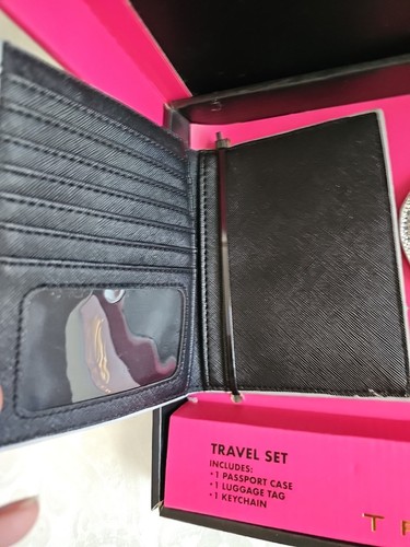 Juego de viaje TRINA TURK estuche para pasaporte + etiqueta de equipaje + llavero juego de 3 piezas en caja - Imagen 2 de 9