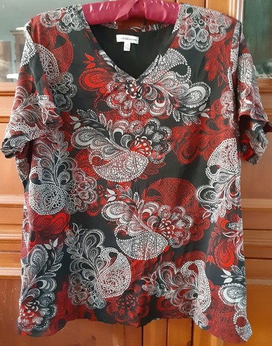 CROFT & BARROW PAISLEY BLACK GRAY RED SHORT SLEEVE V NECK TOP SZ 2X PREOWNED - Picture 3 of 3
