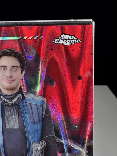 Tarjeta coleccionable Toro Calican 2024 Topps Star Wars cromo rojo refractor de ondas de rayos #50 - Imagen 2 de 6