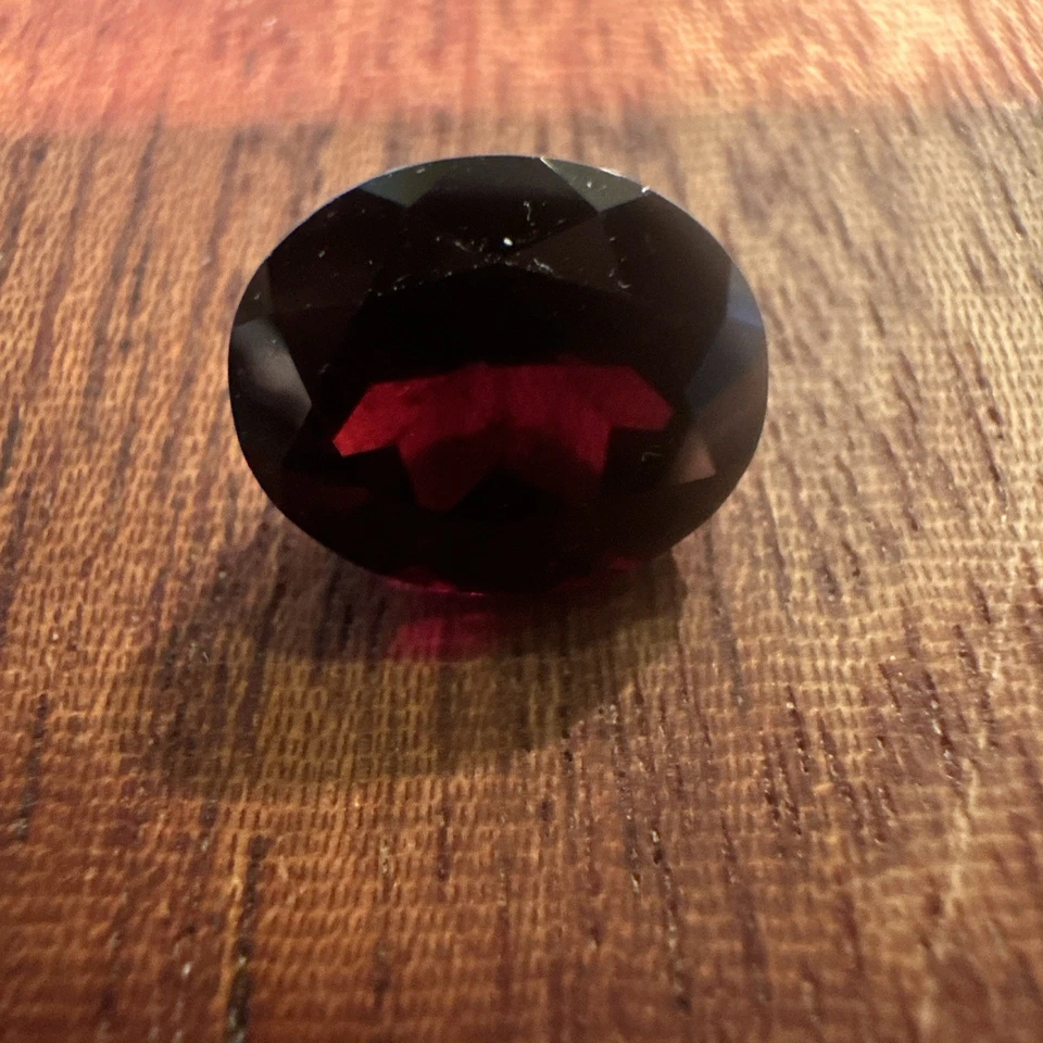 Pedra preciosa solta granada oval escura 4,5 CT - Imagem 4 de 4