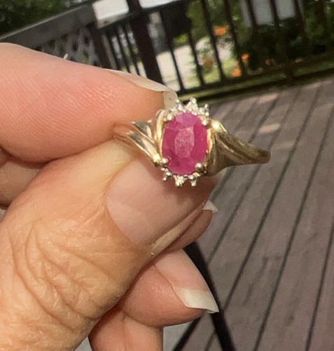 Ring 10 Karat Gelbgold Rubin mit Diamant Akzenten Größe 7 - 2,4 Gramm Nachlass