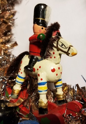 Newly Handmade 13" Christmas All Vtg Wreath, Tinsel Garland & 15 Nutcrackers - Picture 6 of 10