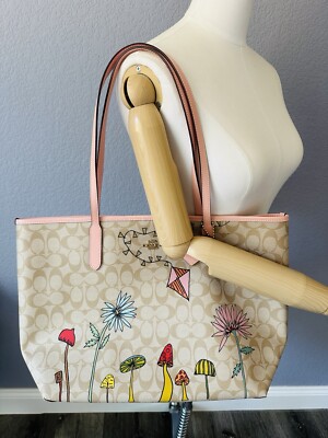 限定コラボ】Coach X Observed By Us City Tote Bag CU392 公式】コーチアウトレット | 【COACH X OBSERVED BY US】シティ