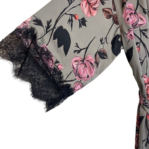 Midnight Bakery Damen Blumendruck Wickel Morgenmantel XS/S grau Satin kurz Spitzenbesatz - Bild 3 von 7