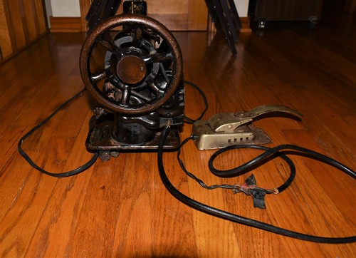 Antique Singer Sewing Machine Simanco, Bullet Bobbin, Lamp, Swing Arm Knee Pedal - Picture 11 of 15