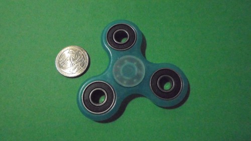 NEW GLOW IN THE DARK TRI FIDGET HAND SPINNER - Picture 4 of 10