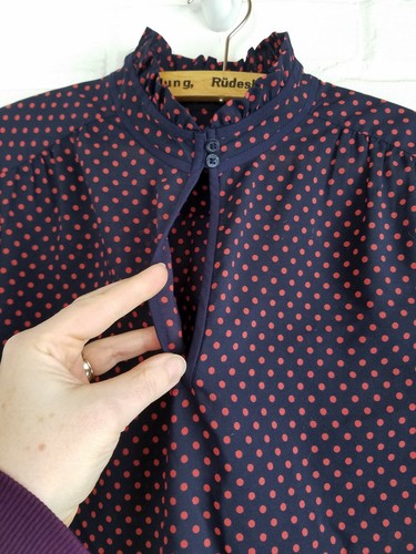 Blusa J.Crew 2 Azul Marino Lunares Cuello Alto Volantes Cuello Cerradura Top - Imagen 3 de 5