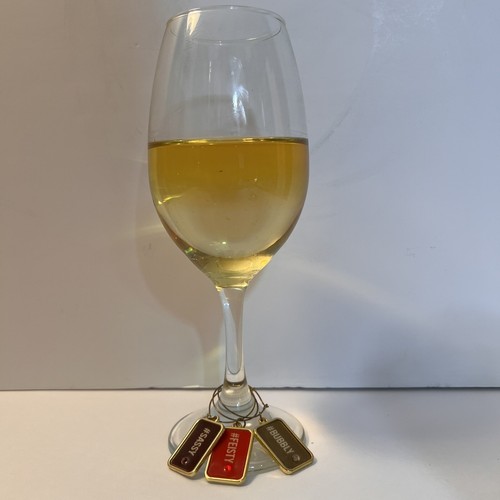 Display Kunstkost Requisite Glas Weißwein mit Wein Charms 8" hoch - Bild 4 von 6