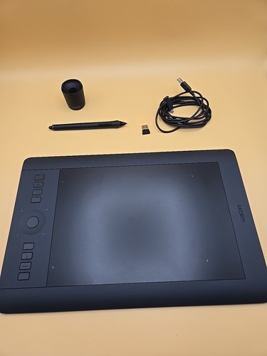 Intuos PTH-651/K Pro Wacom 6x9 Medium Tablet for Mac and PC - Scratched - Picture 1 of 5