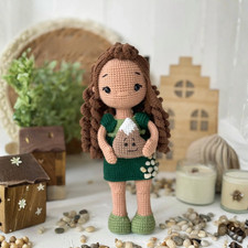 Handmade Amigurumi Girl with Curly Hair and Mountain, Crochet Plush for Fans
