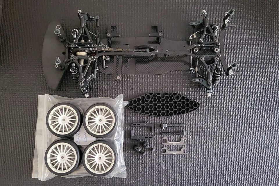 Mugen Seiki MTC2 FWD 1:10 EP racing chassis with many extras! - Image 2 of 4