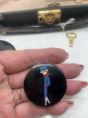 Vintage Locking Lady's Travel Case, Enameled Powder Compact, Rouge, Comb & Brush - Picture 3 of 7