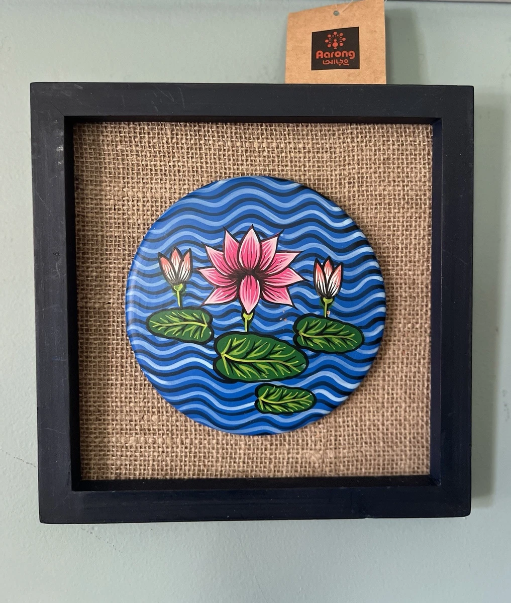 Neu mit Etikett Aarong Ton Lotusblume Floral 9”x9” gerahmt Kunsthandwerk Bangladesch Wandkunst neu