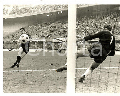 1967 CALCIO SERIE A MILAN-SPAL 2-0 Secondo goal di Bruno MORA *Foto DANNEGGIATA - Photo 1 sur 1