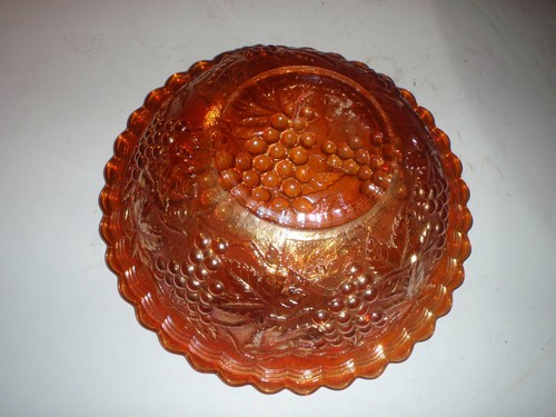 Antique Grape & Leaves Pattern Marigold Carnival Glass Vintage Bowl - Imagen 3 de 4