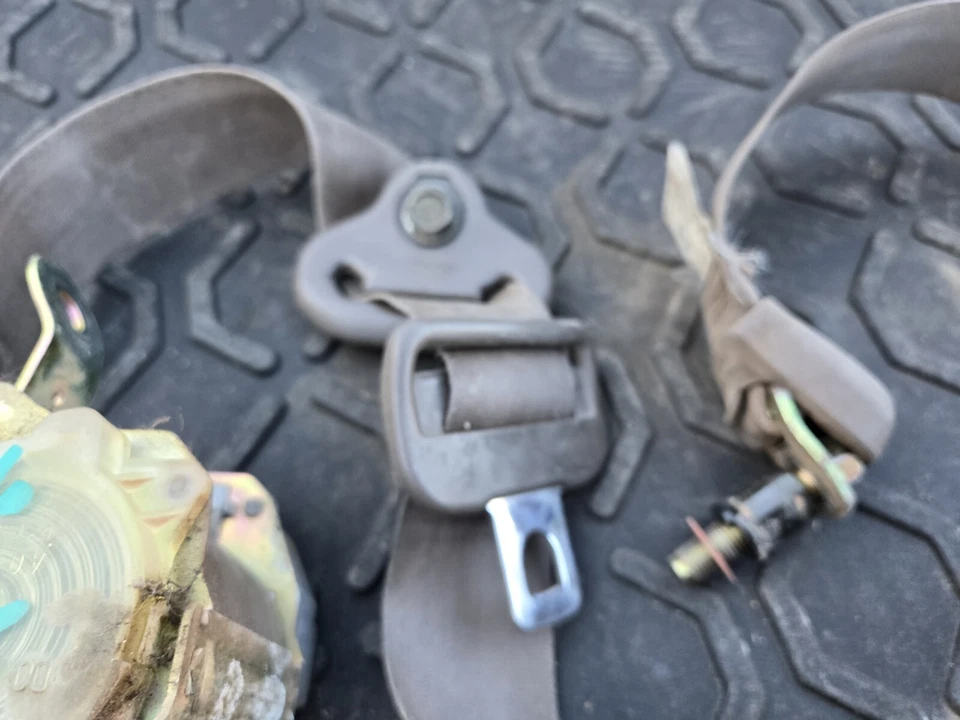 Cinturón de seguridad delantero derecho beige Lexus LX450 FZJ80 1996-1997 color beige Foto 4 de 4