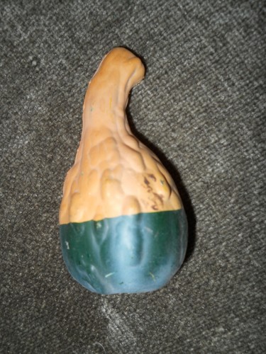 Kleiner künstlicher Kürbis 4 Zoll orange und grün.