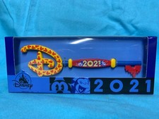 Disney 2021 Mickey and Minnie Collectible Key Special Edition New with Box