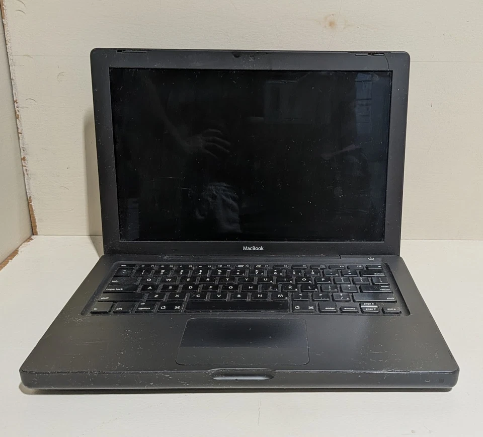 Apple MacBook (A1181) | Negro Vintage 2007 | Para piezas/reparación, tiene bandeja de CD Foto 2 de 4