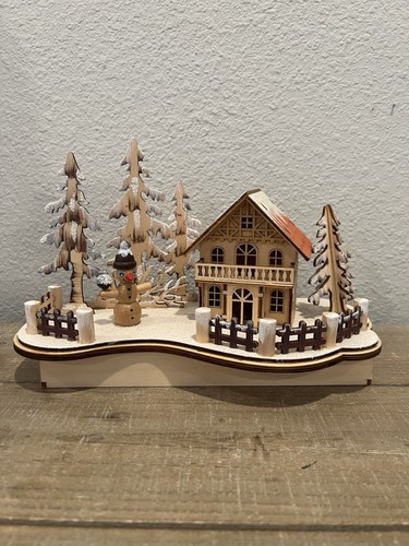 Beleuchtete Holz Weihnachtshaus Szene Schwarzwald Stil Schneemann Bäume Deko - Bild 2 von 13