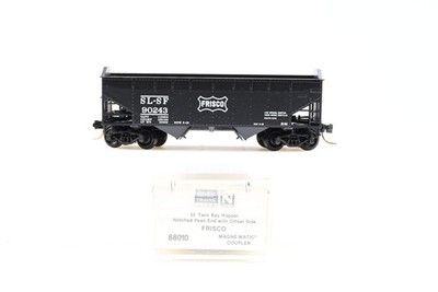 Micro Trains Spur N 88010 Frisco 33' Twin Bay Hopper gekerbtes Spitzenende mit Versatz