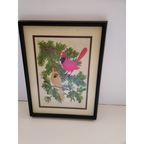 Vintage Crewel ricamo maschio/femmina cardinali uccellini su ramo di pino - Foto 1 di 4