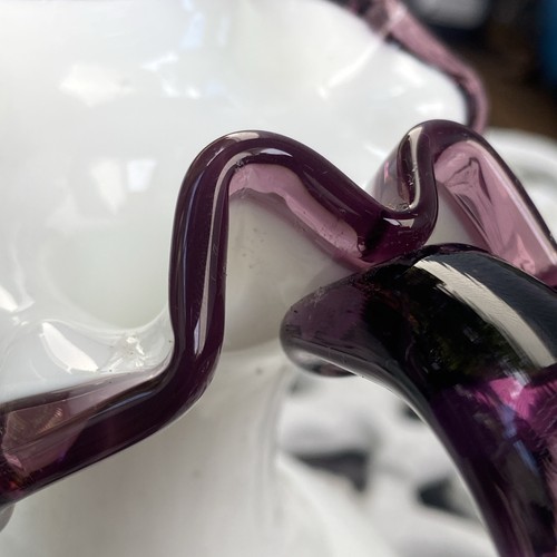 Fenton Pflaume Wappen Rüschen Krug Vase weiß Amethyst lila mit Griff 6" - Bild 6 von 15