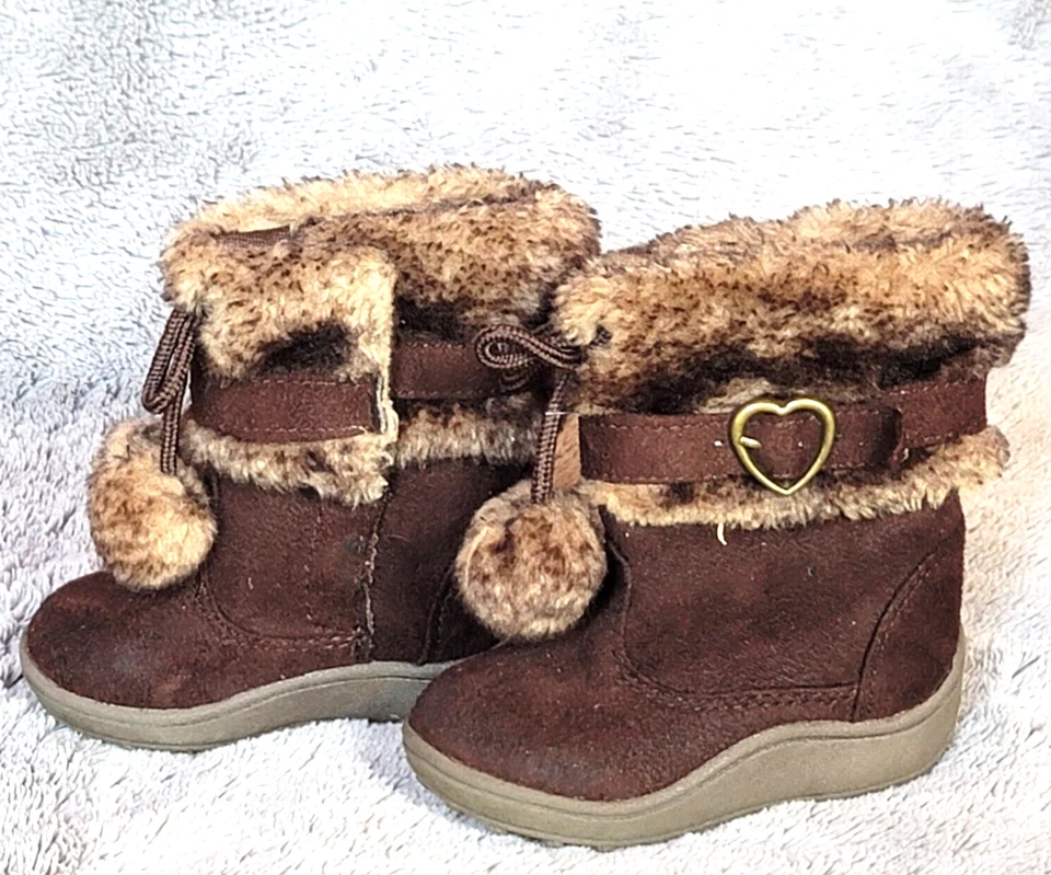 Botas con borlas Faded Glory para bebé niño niña talla 4 piel sintética hebilla de corazón Foto 2 de 4