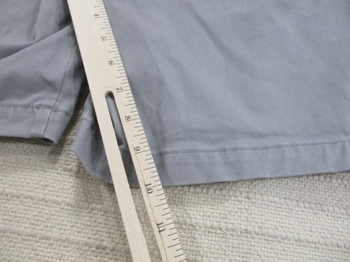 Izod Shorts Mens 34 Gray Chino Flat Front Zip Pockets Button Solid Cotton - Picture 9 of 10