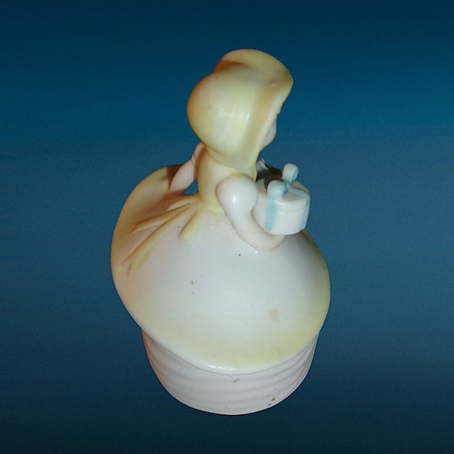 Vintage Trinket Box Girl w/Bonnet & Yellow Dress Blue Flower & Present #1055 - Picture 3 of 6