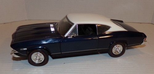 Chevrolet Chevelle SS 396 American Muscle 1968 ERTL 1:18 techo azul blanco