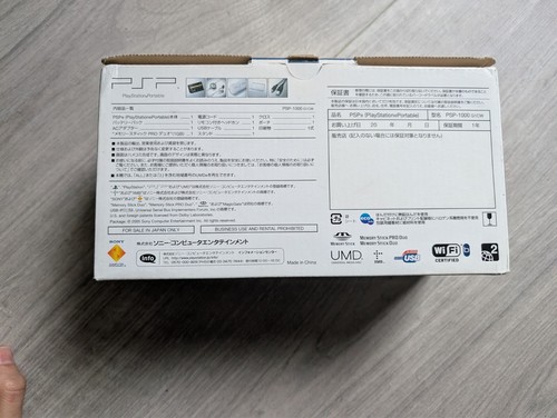 Sony PSP 1000 Giga Pack bianco portatile con caricatore, scatola, memory stick 1 GB e altro - Foto 10 di 11