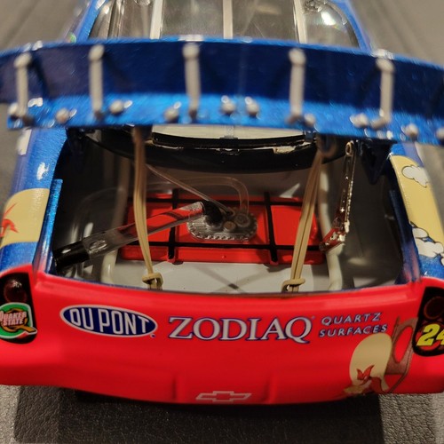 Jeff Gordon 2003 DuPont/Looney Tunes 1:24 Elite - Picture 9 of 13