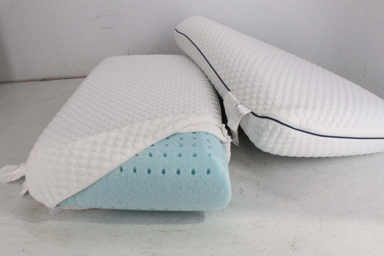 Weekender Gel Memory Foam Pillow WKQQ30GF2 Cooling Ventilated 2 Pack