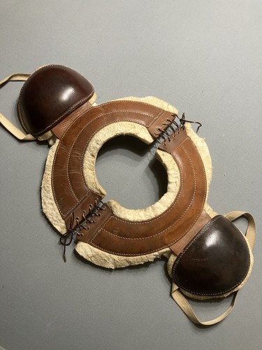 Antiker Fußball 30er Jahre Thom. E. Wilson Leder/Wolle Schulterpolster mit Wandhalterung - Bild 1 von 8