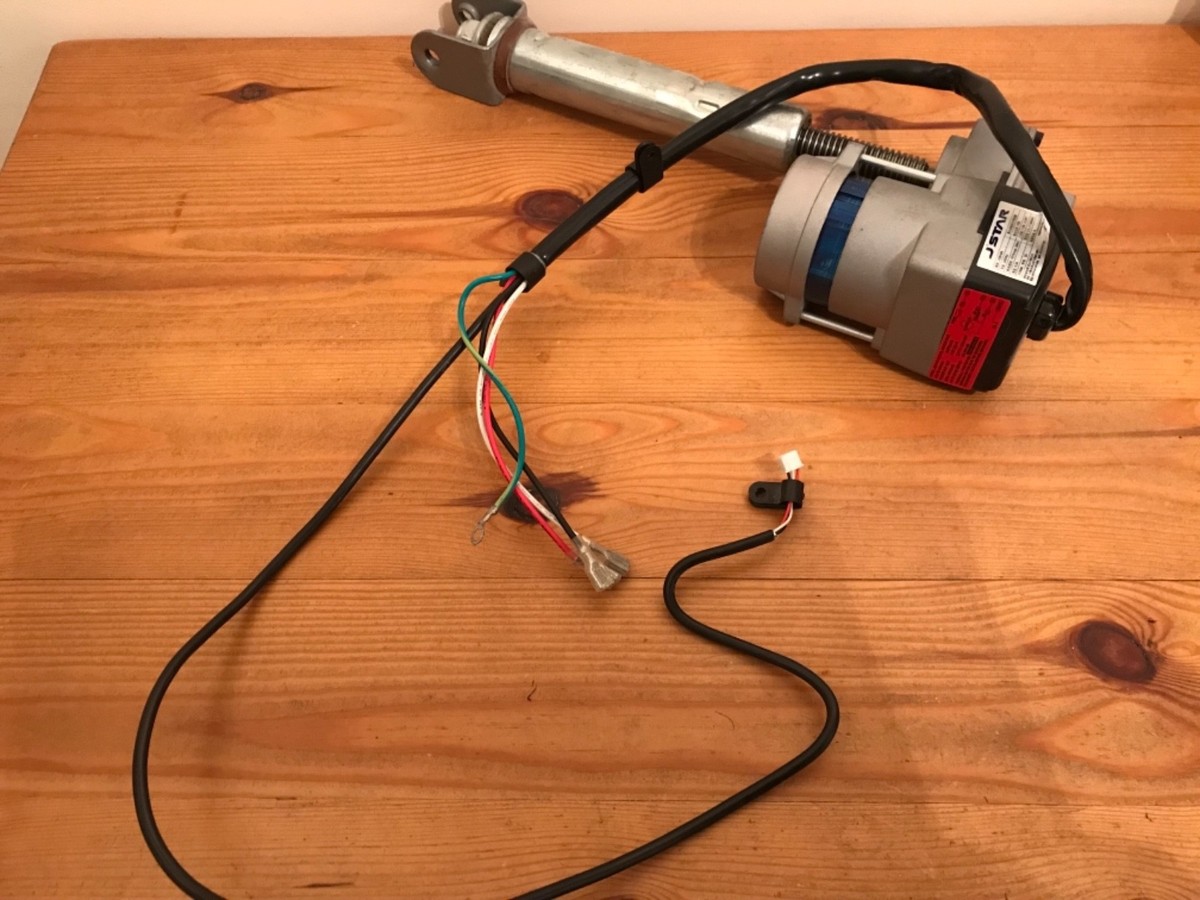 REEBOK FUSION TREADMILL REV 11301 INCLINE MOTOR IN GOOD WORKING ORDER