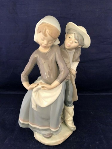 Lladro 9" Figur LITTLE COUPLE KISSING #1188 Little Boy Bashful Girl 1985 - Bild 3 von 8