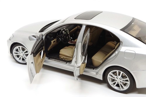 AUTOart 1:18 Lexus IS350 in Tungsten Pearl Metallic - Picture 13 of 13