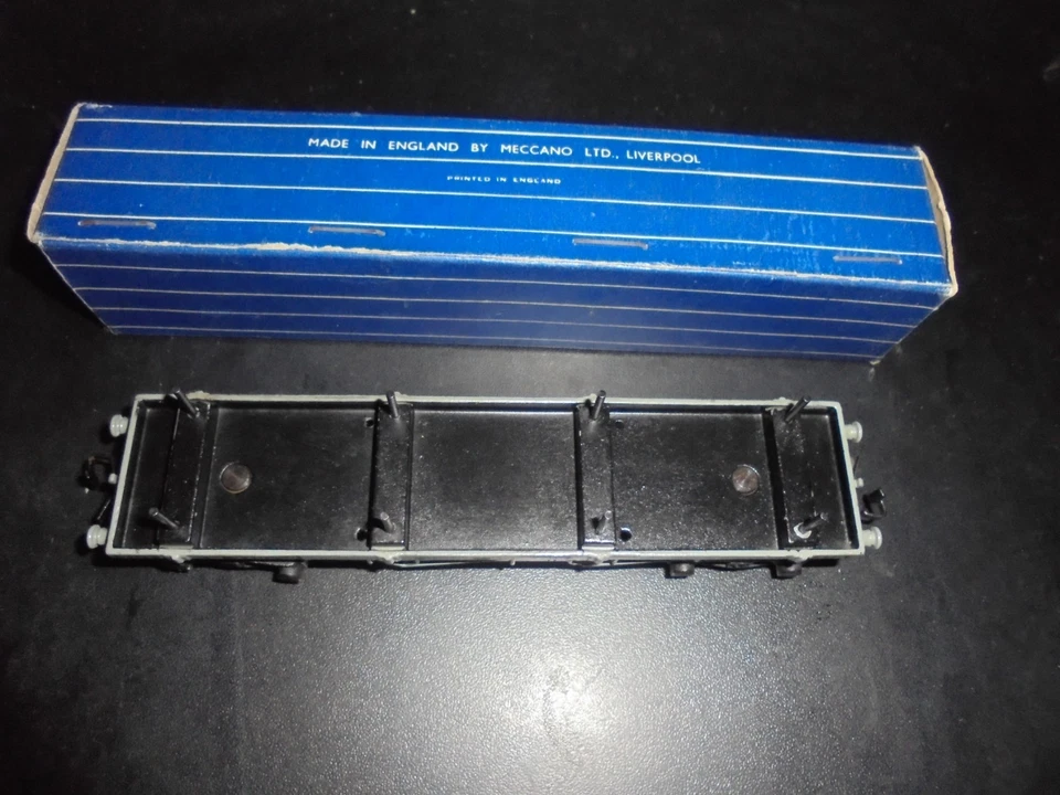 Hornby Dublo 32051  Bogie Bolster Wagon Boxed With Red Oversticker - 2/3 RAIL - Image 3 of 4