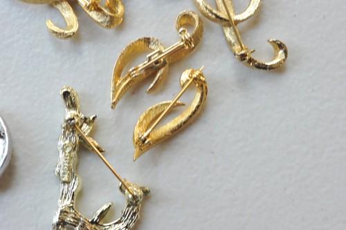 VTG to now initial Brooch Lot 4 signed Mamselle Sarah Coventry Monogram AH26 - Picture 13 of 14