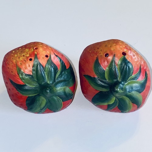 Vintage 1980s Ceramic Strawberry Salt and Pepper Shakers Cottagecore Japan - Picture 2 of 4