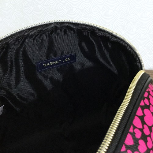 Bolso de Cosméticos Grande Dabney Lee Corazón 8" Bolsa de Viaje con Cremallera Rosa Negro - Imagen 4 de 5