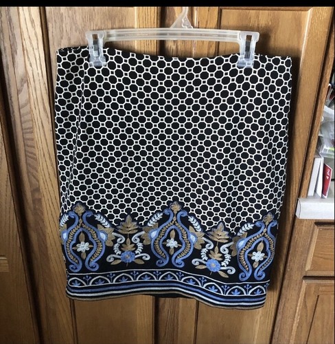 J McLaughlin Skirt Size 10 Pencil Geometric Floral Embroidered Knee Length Black - Picture 2 of 14