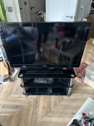 Toshiba 40″ Full HD LCD TV 40BV702B + TV Stand + HDMI cable and Original Remote - Picture 1 of 3