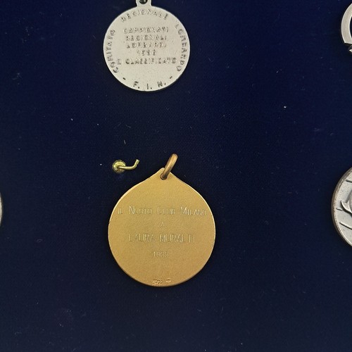 Cofanetto con 15 medaglie e spille - Campionati nuoto - C.O.N.I Anno 1965-1966 - Imagen 7 de 13