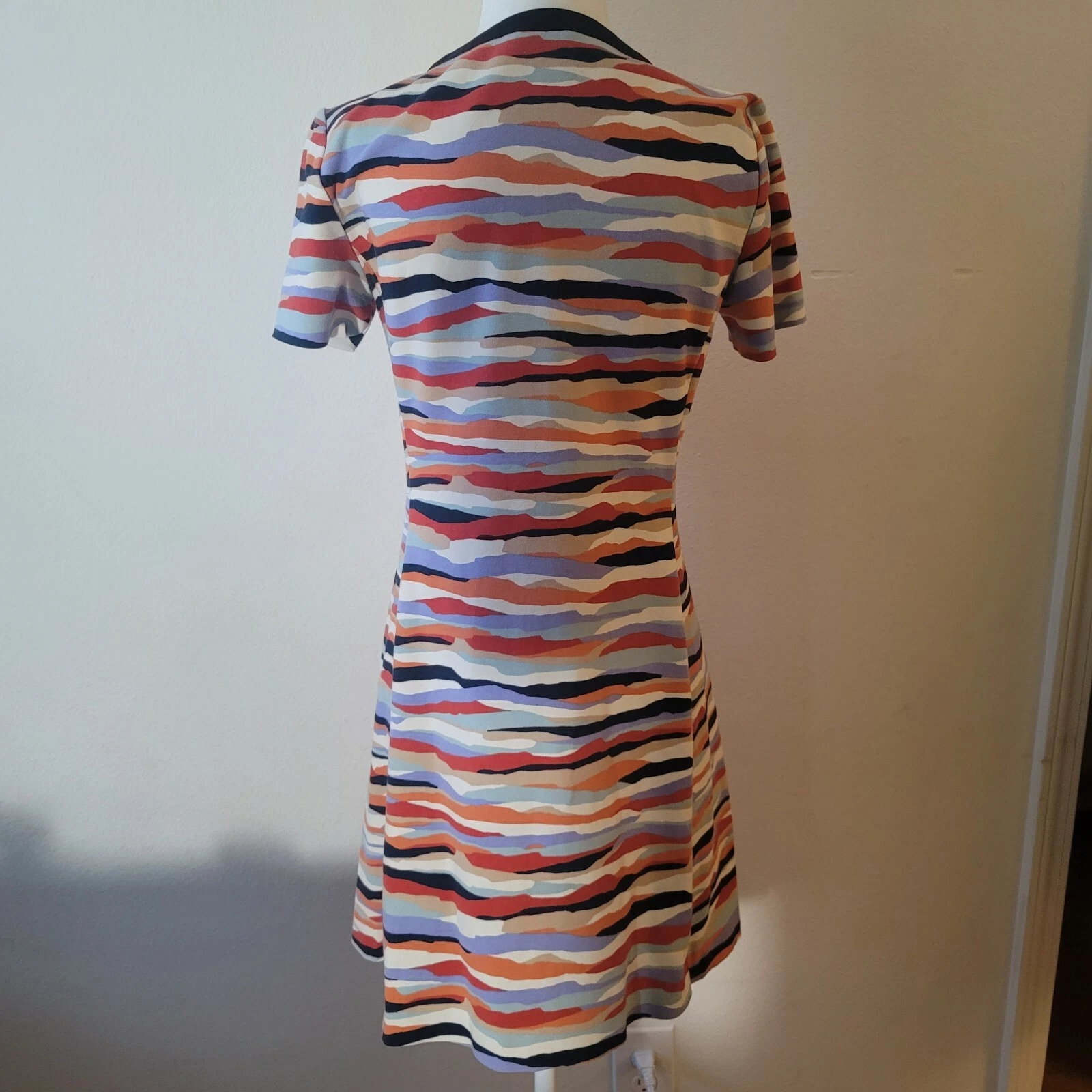 Abito piccolo Tory Burch Vienna con zip davanti aderente e svasato