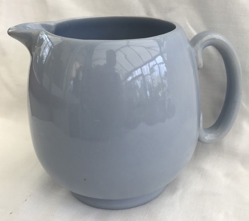 Ceramic milk/cream jug, 1 pint, footed pale blue glaze, vintage, English made - Picture 2 of 14