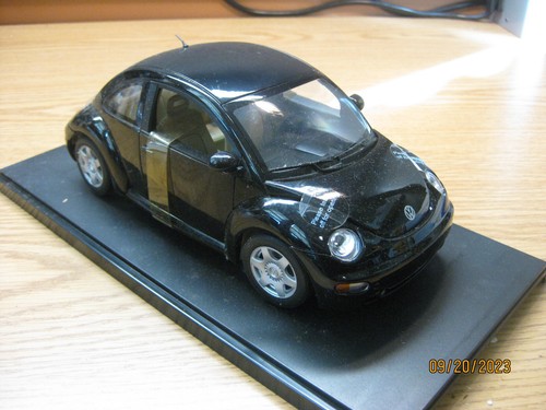 1/18 1998 VOLKSWAGEN VW NEW BEETLE IN BLACK BY GATE # 01033 - Picture 6 of 13