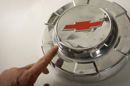 Chevrolet Truck Hubcap 3/4T? (N7L) 1961-1963 (JSF6) Dents Red Bowtie 3781675 - Picture 4 of 12
