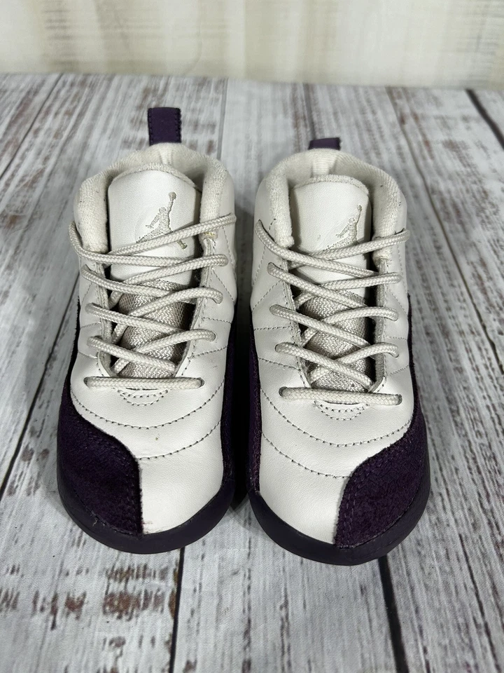 Talla 9C-Air Jordan 12 Retro Desierto Arena Púrpura Talla 9C Niño Buen Estado Foto 4 de 4